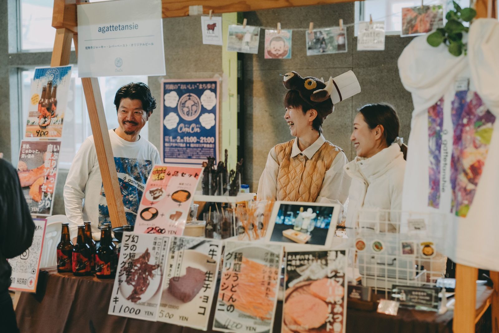 出店ブースで笑う出店者